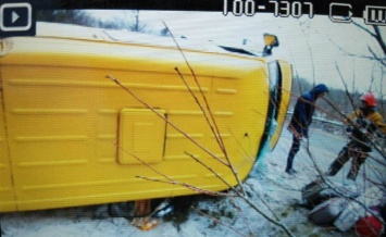 Во Львовской области перевернулся микроавтобус: есть пострадавшие