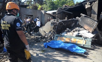 Самолет врезался в жилой дом на Филиппинах, погибли не менее 10 человек