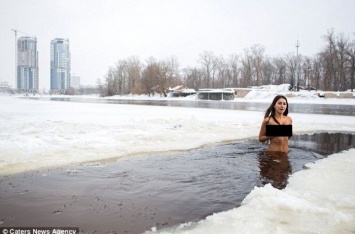 32-летняя украинка бегает голая по снегу и окунается в Днепр, чтобы сохранить молодость