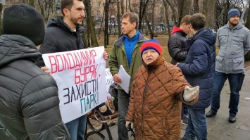 В знак протеста против строительства ТРЦ Кальцева активисты высадили деревья (Фото)