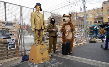Гроб, медведь и националисты: Как в Украине не голосуют за президента РФ