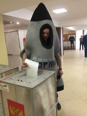 В России на избирательный участок пришел человек-ракета