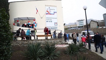 Педагоги, строители, вожатые голосуют на участке в "Артеке"