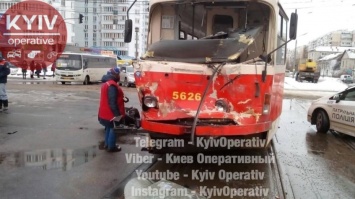 На Тростянецкой в Киеве грузовик налетел на трамвай и перевернулся