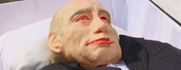 Облили "кровью" Украины и принесли "мертвого" Путина к консульству РФ: как прошел митинг в день выборов в России