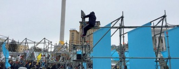 «Давайте сразу баррикады ставить»: как на Майдане сторонники импичмента конструкции разбирали