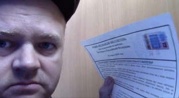 Житель российского Омска съел свой избирательный бюллетень и снял это на камеру