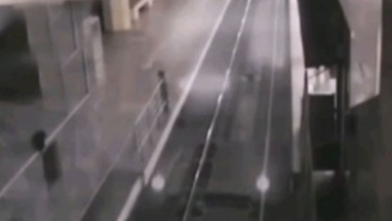 В Китае вокзальные видеокамеры засняли поезд-призрак - ВИДЕО