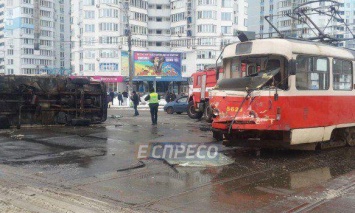 В Киеве трамвай столкнулся с грузовиком и сошел с рельсов