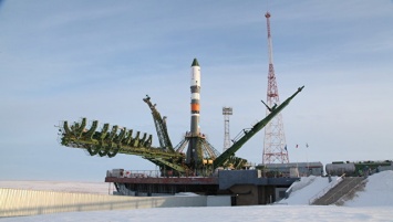Ракету с пилотируемым кораблем "Союз МС-08" установили на стартовый стол