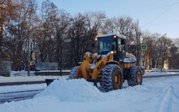 В Днепре коммунальщики устраняют последствия снегопада