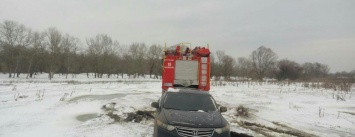 У кременчугских спасателей снова много работы - вытаскивать автомобили из снежных заносов (ФОТО)