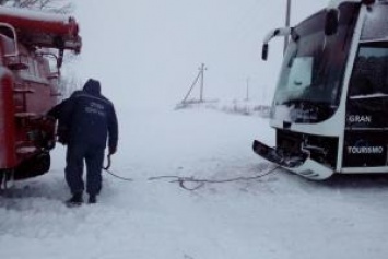 Спасатели Одесчины освободили из снежной ловушки автобусы с детьми