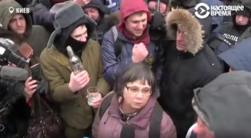 В Киеве у посольства РФ радикалы издевались над пожилой россиянкой (видео)