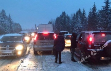 Из-за сильного снегопада на трассе Одесса-Киев спасателям пришлось ликвидировать затор