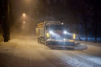 Снежный Днепр: в городе коммунальщики всю ночь расчищали дороги