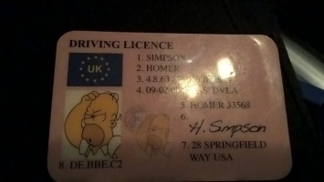 Полиция Британии задержала водителя с правами на имя героя мультфильма Гомера Симпсона