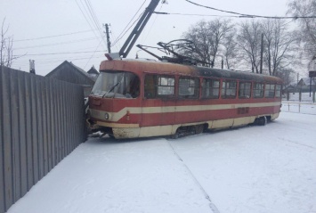 В Запорожье трамвай сошел с рельсов и протаранил забор