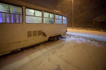 В Днепре из-за снега трамвай сошел с рельсов