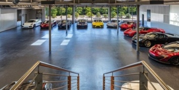 В Калифорнии продадут «умный» гараж с коллекцией суперкаров