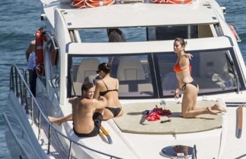 Селена Гомес веселится на яхте с друзьями пока Джастин Бибер переживает расставание (ФОТО)