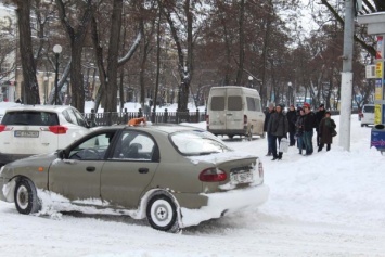 В Днепре на снежном «апокалипсисе» наживаются таксисты