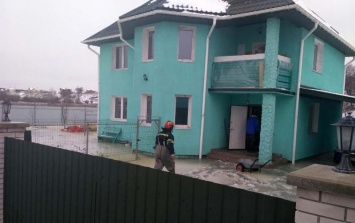 Село под Киевом полностью затопило и сковало льдом. Видео спасения жителей