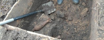 Криворожанин обнаружил на кладбище взрывоопасный предмет времен Второй мировой (ФОТО)
