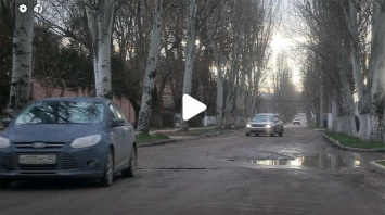 Улица Комарова испещрена ямами (видео)