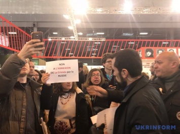 В Париже украинцы устроили акцию против пропагандиста и боевика "ДНР" Прилепина: произошли стычки с охраной