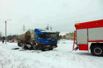 В Луганской области на дороге застряла автоцистерна