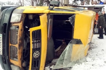 В Запорожье перевернулась маршрутка с пассажирами: пострадавшие госпитализированы (Фото/Видео)