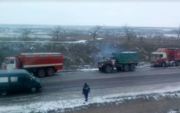 Под Степановкой застряли в грязи два грузовика