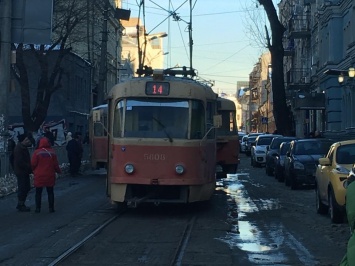 На Подоле в Киеве трамвай сошел с рельсов и перегородил дорогу