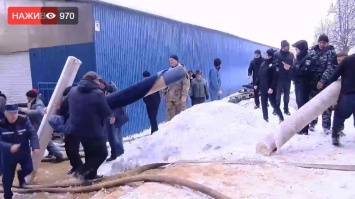 Появилось видео, как торговцы спасали ковры с горящего рынка в Черновцах