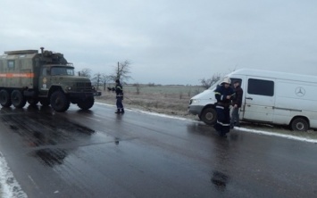 Скадовские спасатели оказали помощь автомобилю, съехавшему в кювет