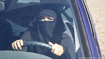 Суд в ФРГ запретил мусульманке водить машину в никабе