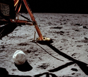 В NASA провели ревизию десятков тонн мусора, который успели оставить на Луне люди