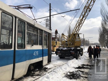 На Днепропетровщине из-за снегопада трамваи сходят с рельсов