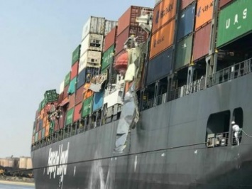 300-метровый контейнеровоз столкнулся с 239-метровым и рассыпал контейнеры в воду (видео)