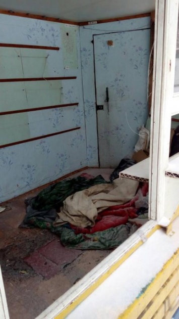 В Запорожье заброшенный киоск с прессой облюбовали бездомные