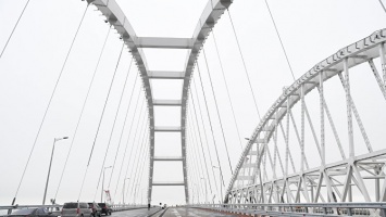 Минтранс: движение транспорта по Крымскому мосту запустят "поэтапно"