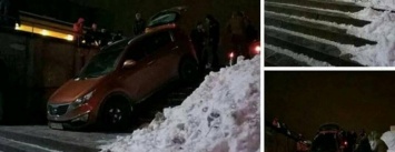 Вниз по лестнице: в Киеве произошло курьезное ДТП (ФОТО)