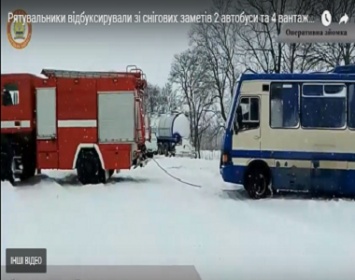 В Краматорске спасатели беспрестанно вызволяют грузовики и машины из «снежного плена»