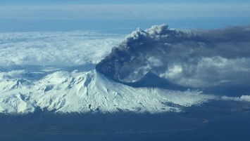 Геологи впервые "увидели" гром и молнии, порожденные вулканами