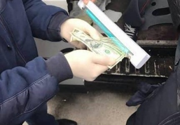 Запорожского полицейского, пойманного на взятке в 2500 долларов, отстранили от должности через апелляцию спустя месяц