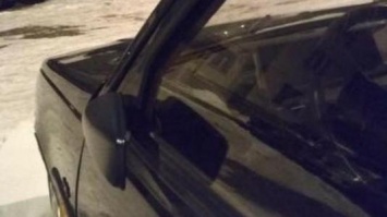 Странный Киев: на Троещине неизвестный закрывал автомобильные зеркала