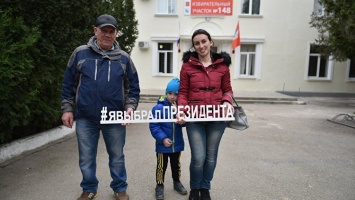 Психолог объяснила фото крымчан с избирательными листами в соцсетях