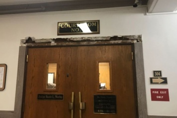 В США судья выломала дверь зала суда