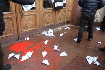 «Символическая кровь»: националисты залили порог Николаевской ОГА красной краской